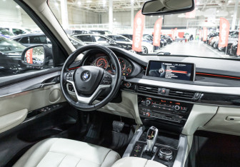 Подержанный автомобиль BMW X5 2015 года (18 фото)