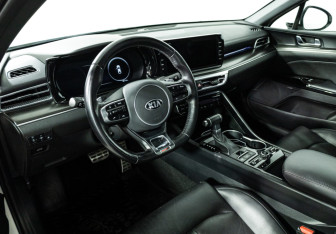 Подержанный автомобиль Kia K5 2020 года (11 фото)