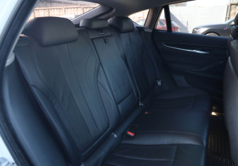 Подержанный автомобиль BMW X6 2015 года (10 фото)