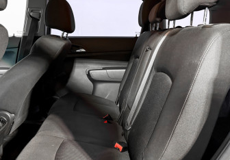 Подержанный автомобиль Chevrolet Orlando 2011 года (12 фото)