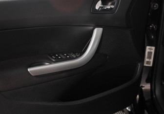 Подержанный автомобиль Peugeot 308 Hatchback 2008 года (16 фото)
