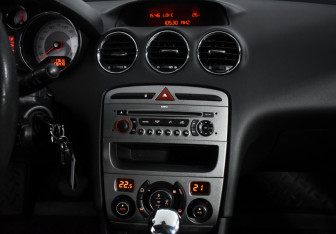 Подержанный автомобиль Peugeot 308 Hatchback 2008 года (17 фото)