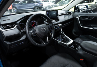 Подержанный автомобиль Toyota RAV4 2020 года (8 фото)
