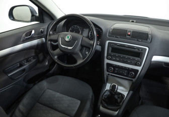 Подержанный автомобиль Skoda Octavia Liftback 2011 года (8 фото)