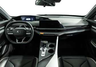 Подержанный автомобиль Changan UNI-V 2024 года (13 фото)