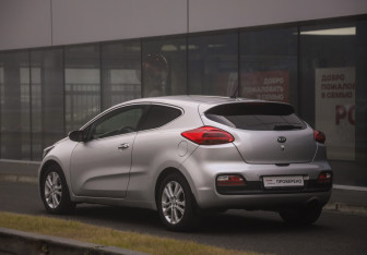 Подержанный автомобиль Kia Ceed Hatchback 2015 года (8 фото)