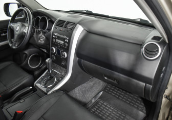 Подержанный автомобиль Suzuki Grand Vitara 2010 года (14 фото)