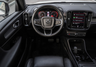 Подержанный автомобиль Volvo XC40 2021 года (11 фото)