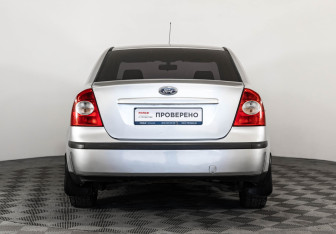 Подержанный автомобиль Ford Focus Sedan 2005 года (6 фото)