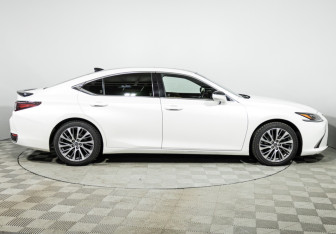 Подержанный автомобиль Lexus ES 2018 года (4 фото)