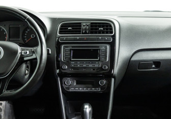 Подержанный автомобиль Volkswagen Polo Sedan 2017 года (14 фото)