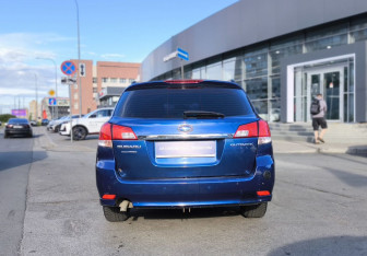 Подержанный автомобиль Subaru Outback Wagon 2010 года (5 фото)