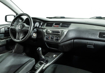 Подержанный автомобиль Mitsubishi Lancer Sedan 2009 года (9 фото)