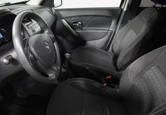 Подержанный автомобиль Renault Logan Sedan 2018 года (10 фото)