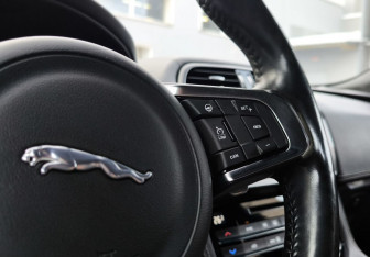 Подержанный автомобиль Jaguar F-Pace 2016 года (24 фото)