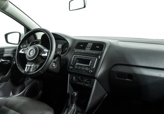 Подержанный автомобиль Volkswagen Polo Sedan 2013 года (9 фото)