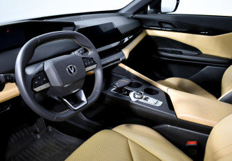 Подержанный автомобиль Changan UNI-V 2022 года (9 фото)