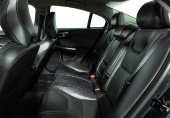 Подержанный автомобиль Volvo S60 2012 года (10 фото)