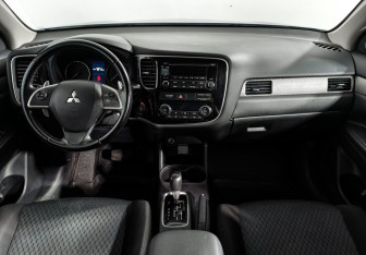 Подержанный автомобиль Mitsubishi Outlander 2013 года (14 фото)