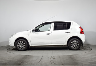 Подержанный автомобиль Renault Sandero 2012 года (8 фото)