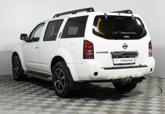 Подержанный автомобиль Nissan Pathfinder 2011 года (7 фото)