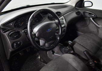 Подержанный автомобиль Ford Focus Sedan 2004 года (9 фото)