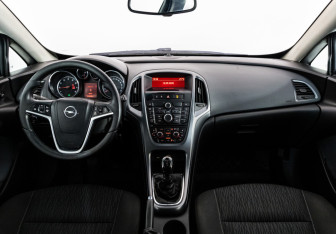 Подержанный автомобиль Opel Astra Hatchback 2012 года (10 фото)