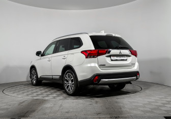 Подержанный автомобиль Mitsubishi Outlander 2017 года (7 фото)