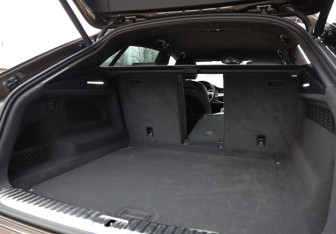 Подержанный автомобиль Audi Q8 2019 года (32 фото)