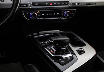 Подержанный автомобиль Audi Q7 2019 года (17 фото)