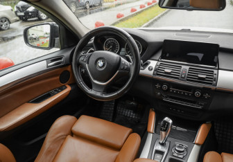 Подержанный автомобиль BMW X6 2013 года (10 фото)