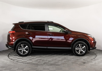 Подержанный автомобиль Toyota RAV4 2017 года (4 фото)