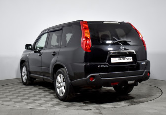 Подержанный автомобиль Nissan X-Trail 2010 года (7 фото)