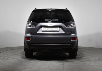 Подержанный автомобиль Mitsubishi Outlander 2011 года (6 фото)