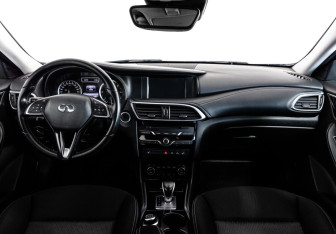 Подержанный автомобиль Infiniti Q30 2017 года (12 фото)