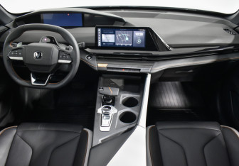 Подержанный автомобиль Changan UNI-V 2024 года (15 фото)