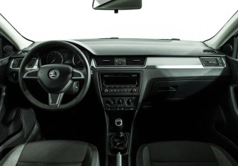 Подержанный автомобиль Skoda Rapid Liftback 2014 года (13 фото)