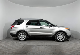 Подержанный автомобиль Ford Explorer 2014 года (4 фото)