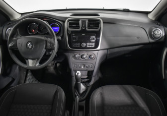 Подержанный автомобиль Renault Logan Sedan 2018 года (13 фото)