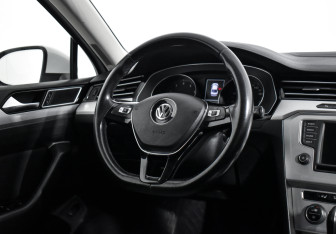 Подержанный автомобиль Volkswagen Passat Sedan 2015 года (19 фото)