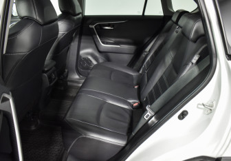 Подержанный автомобиль Toyota RAV4 2019 года (11 фото)