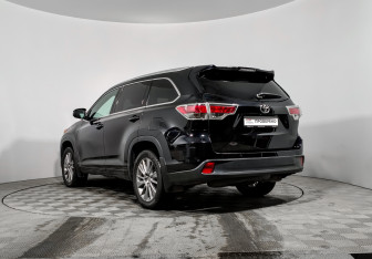 Подержанный автомобиль Toyota Highlander 2014 года (7 фото)