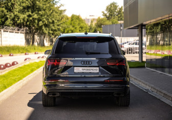 Подержанный автомобиль Audi Q7 2015 года (7 фото)