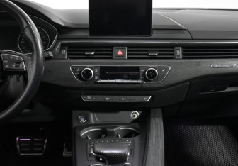 Подержанный автомобиль Audi A4 Sedan 2017 года (17 фото)