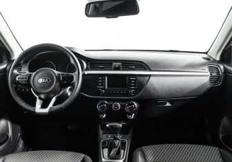 Подержанный автомобиль Kia Rio Hatchback 2018 года (13 фото)