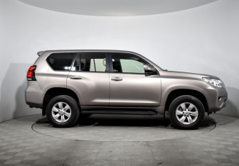Подержанный автомобиль Toyota Land Cruiser Prado 2019 года (4 фото)