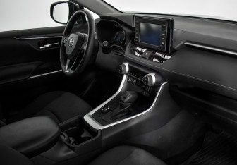 Подержанный автомобиль Toyota RAV4 2020 года (14 фото)