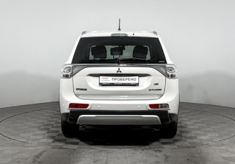 Подержанный автомобиль Mitsubishi Outlander 2014 года (6 фото)