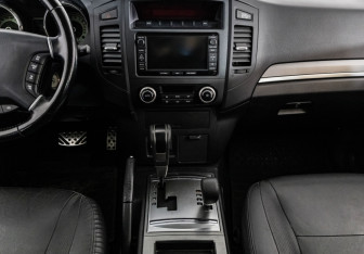 Подержанный автомобиль Mitsubishi Pajero 2014 года (14 фото)