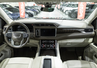 Подержанный автомобиль GMC Yukon 2022 года (18 фото)